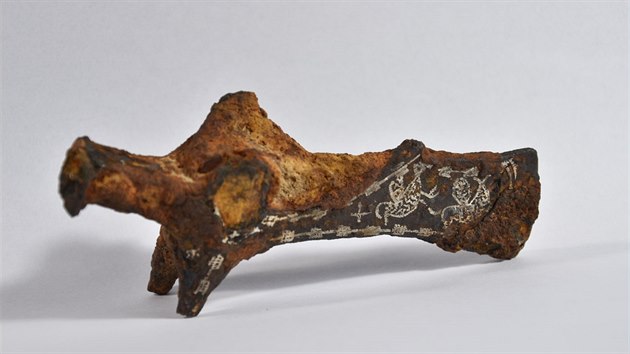 Železná sekera zdobená stříbrem z raného středověku (31.5.2019).
