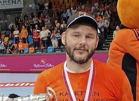 Trenér Petr Hrachovec pózuje s trofejí pro výcarského házenkáského mistra.