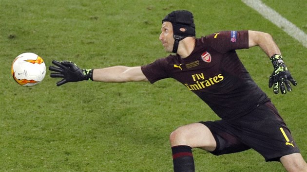 Petr Čech z Arsenalu se natahuje po míči.
