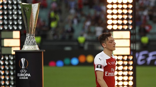 Mesut zil z Arsenalu si pohr pro vtze Evropsk ligy mohl jen prohldnout.