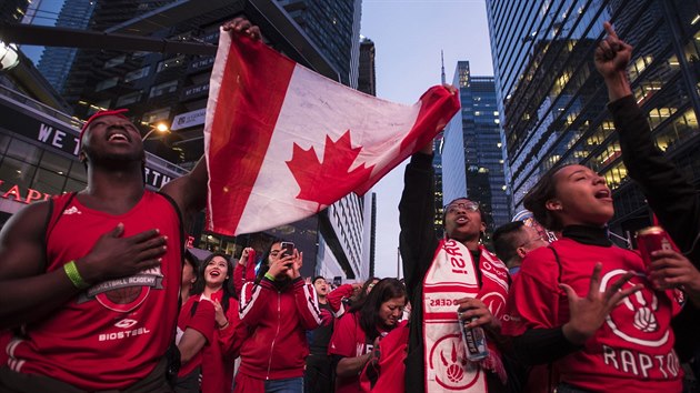 Fanouci Toronto Raptors zpvaj hymnu ped finle NBA.