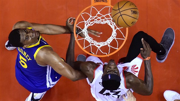 Pascal Siakam z Toronta (vpravo) a Kevon Looney z Golden State v prvnm finle NBA.