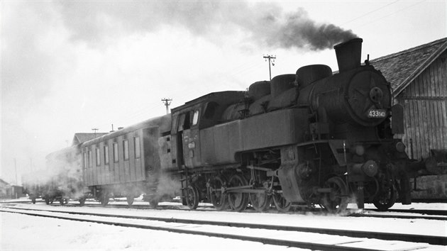 Posledn vlak veden lokomotivou 433 043 ve stanici Dobrovice-msto, 31. 12. 1973 
50.3601783N, 14.9691797E