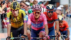 V 19. etap Gira jedou zleva: Primo Rogli, Richard Carapaz a Vincenzo Nibali.