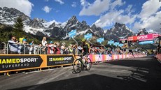 Kolumbijský cyklista Esteban Chavez oslavuje vítzství v 19. etap Gira.