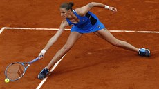 Karolína Plíková se natahuje po míi ve tetím kole Roland Garros.