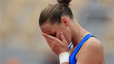 Karolína Plíková smutní po pokaeném úderu ve tetím kole Roland Garros.