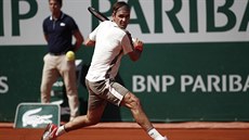 výcar Roger Federer se napahuje na bekhend ve tetím kole Roland Garros.