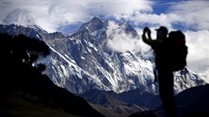 Turista fotí himalájskou horu Nuptse nedaleko nejvyí hory svta Mt. Everestu...