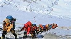 Na Everestu se kvli ideálnímu poasí sely stovky horolezc. (22. kvtna 2019)