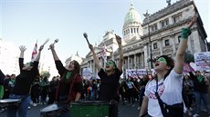Ženy v Buenos Aires demonstrují za legalizaci potratů v Argentině, domovské...
