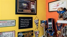 Sbírka trofejí a motivace v kancelái