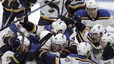 Hokejisté St. Louis Blues slaví vítzství ve druhém utkání finále play off NHL.