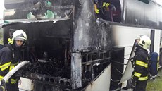 Na dálnici D7 hořel autobus. (31. 5. 2019)