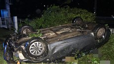 P�i dopravní nehod� u obce Náklo na Olomoucku zem�ela v p�evráceném aut�...