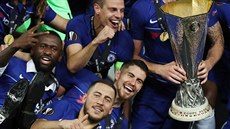 Eden Hazard (dole) slaví se spoluhrái z Chelsea triumf v Evropské lize.