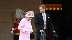 Královna Albta II. a princ Harry na zahradní párty v Buckinghamském paláci...