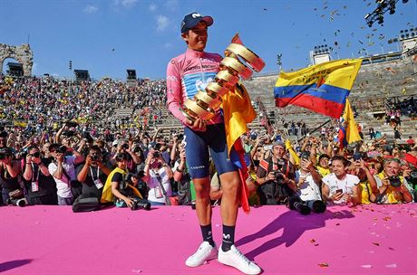 Ekvdorec Richard Carapaz pzuje s trofej pro vtze cyklistickho zvodu Giro...