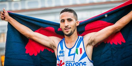 Ital Yassine Rachik se raduje z vtzstv v plmaratonu v eskch Budjovicch.