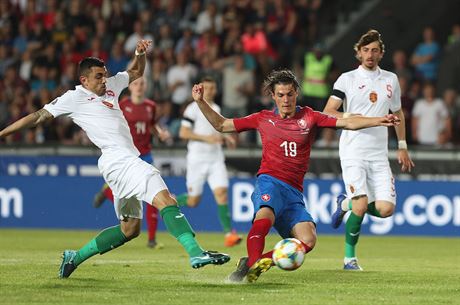 eský útoník Patrik Schick (. 19) se tlaí k zakonení v prbhu duelu proti...