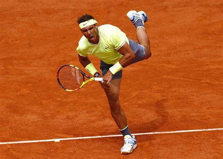 panl Rafael Nadal podává bhem finále Roland Garros.
