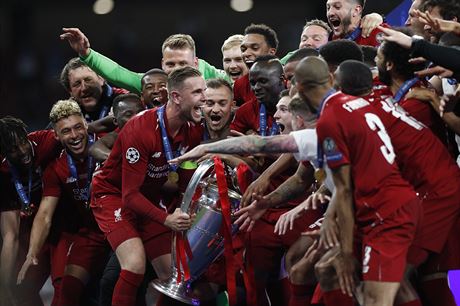 Kapitán fotbalist Liverpoolu Jordan Henderson s trofejí pro vítze Ligy mistr.