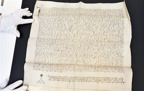 Notáský dokument z roku 1406 (na snímku z 30. kvtna 2019), který eí...