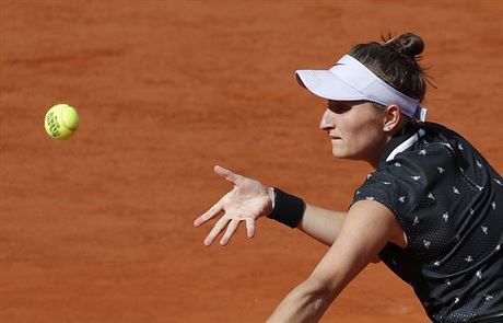 Markéta Vondrouová zkouí kraas ve finále Roland Garros.