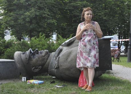 Ukrajint nacionalist v Charkov strhli pomnk marla ukova. (2. ervna...