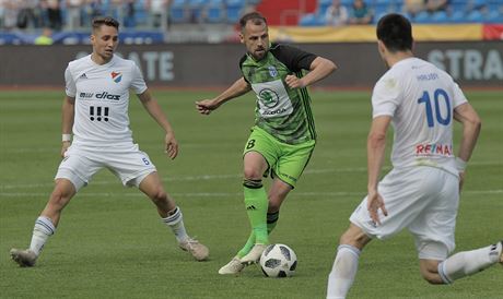 Boleslavsk zlonk Marek Matjovsk (u me) bhem duelu s Bankem Ostrava.