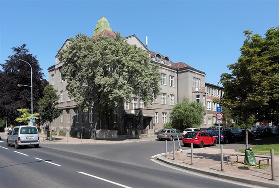 Stední umleckoprmyslová kola keramická v Karlových Varech, její budova je...