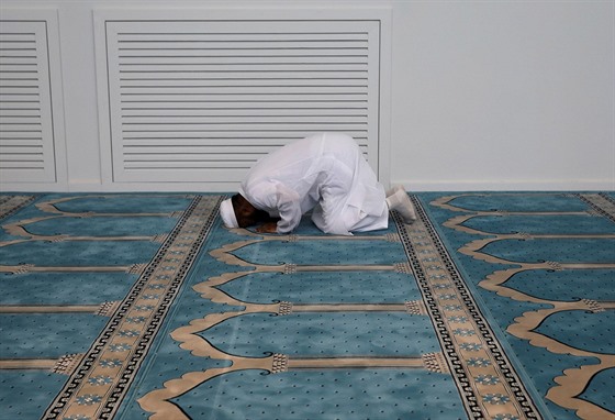 ecký muslim se modlí v první oficiální meit v Aténách, která byla dostavna...