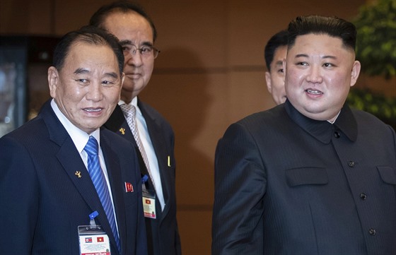 Kim Jong-chol (vlevo) a severokorejský vdce Kim ong-un na snímku z bezna...