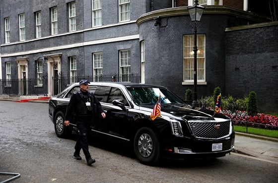 Americký prezident Donald Trump pijídí na setkání s britskou premiérkou...