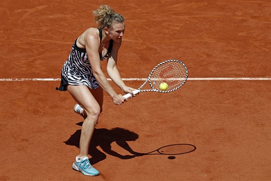 Kateina Siniaková se soustedí na volej ve tetím kole Roland Garros.