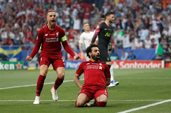Mohamed Salah z Liverpoolu (vpravo) slaví spolen s Jordanem Hendersonem...