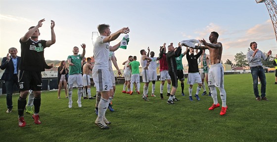 Karvintí fotbalisté slaví záchranu v nejvyí domácí souti.