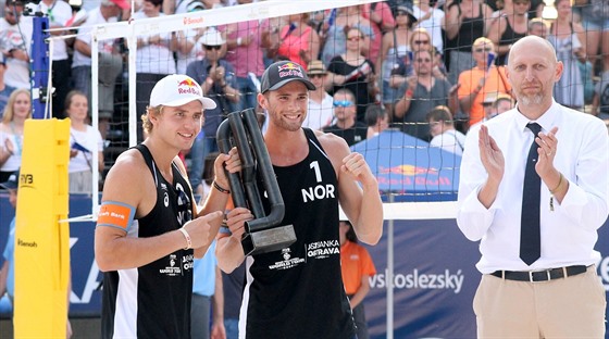 Norové Christian Sörum (vlevo) a Anders Mol pózují s trofejí pro vítěze turnaje...