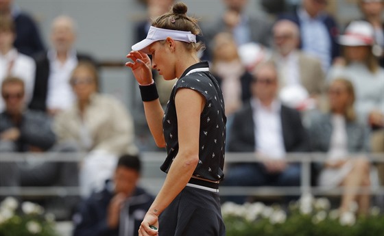 Markéta Vondrouová smutní po zkaeném úderu ve finále Roland Garros.