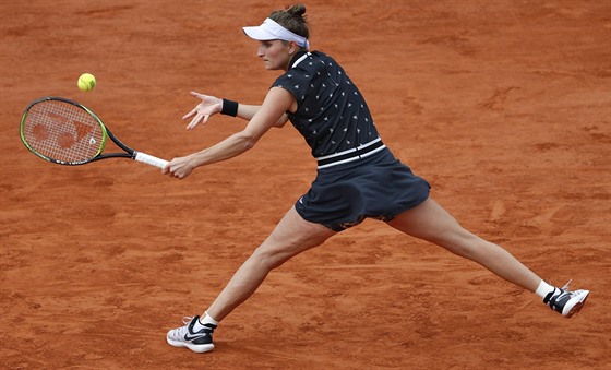 Markéta Vondrouová se natahuje po míi ve finále Roland Garros.