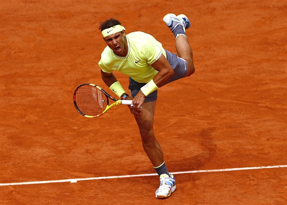 Španěl Rafael Nadal podává během finále Roland Garros.