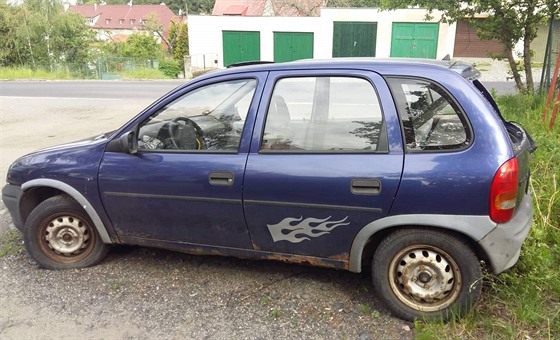 Odstavený Opel Corsa na parkoviti na Králov Háji