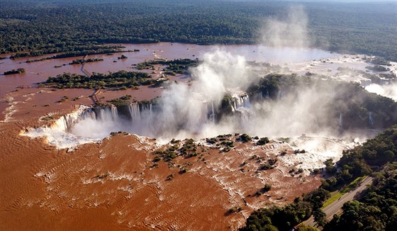 Vodopády Iguaçu na hranicích mezi Argentinou a Brazílií