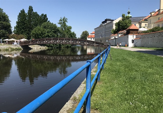 Na mnoha místech v �eských Bud�jovicích je p�ístup k �ece omezen zábradlím....