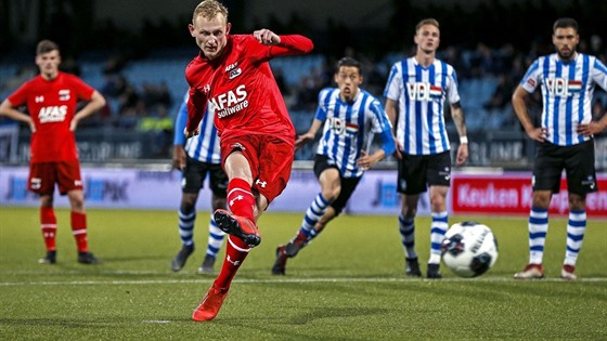 Ondej Mihálik z AZ Alkmaar Jong zahrává pokutový kop v druhé nizozemské lize.