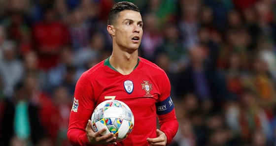 Portugalský útoník Cristiano Ronaldo se pipravuje, e bude zahrávat penaltu,...