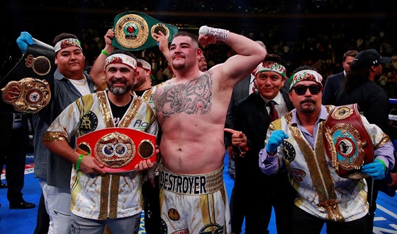 Andy Ruiz slav tituly profesionlnho mistra svta v tk vze organizac...