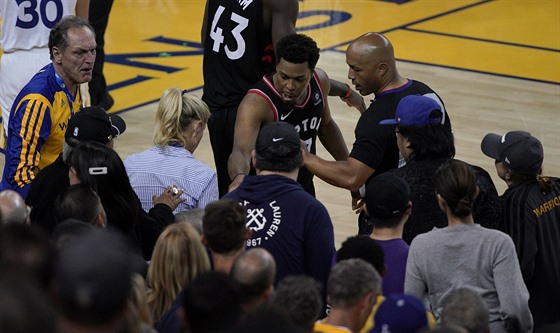 Kyle Lowry z Toronta pi konfliktu s jedním z fanouk Golden State.