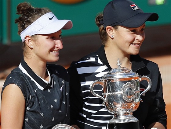 Markéta Vondrouová (vlevo) a Ashleigh Bartyová s trofejemi pro finalistku a...