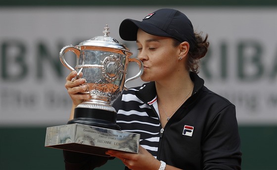 Ashleigh Bartyová a její polibek na trofej pro vítzku Roland Garros.